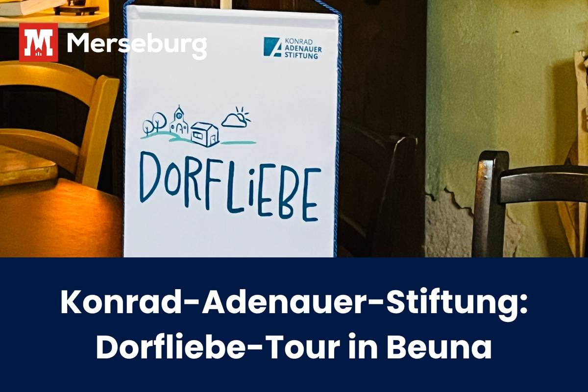 Das Plakat der Dorfliebe-Tour hinter einem kleinen, runden Esstisch