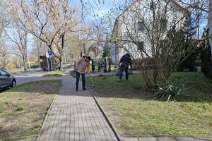 Mitglieder des Vereins Brücke Solidarität sammeln Müll im Südpark. © Brücke Solidarität frühjahrsputz2026 brücke solidarität