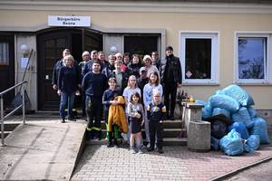 Viele fleißige Helfer in Beuna nach getaner Arbeit. © Pressestelle DSC 2094