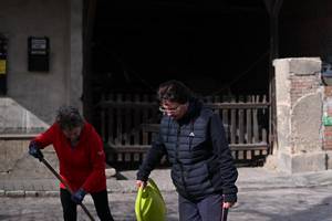 Blumen pflanzen in Trebnitz. © Pressestelle DSC 2002