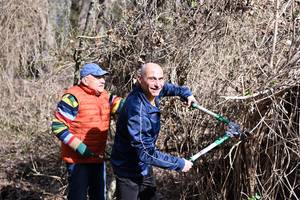 Dank der Astschere wird der Weg an der Hohen Brücke wieder begehbar. (Altstadtverein) © Pressestelle DSC 2018